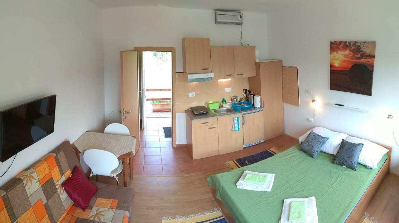 Apartmaji Suhorje エクステリア 写真